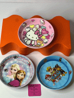 بشقاب هلو کیتی، فروزن و سگهای نگهبان