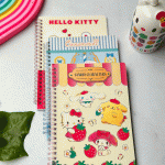 دفتر مشق خط دار طرح هلوکیتی و دوستان