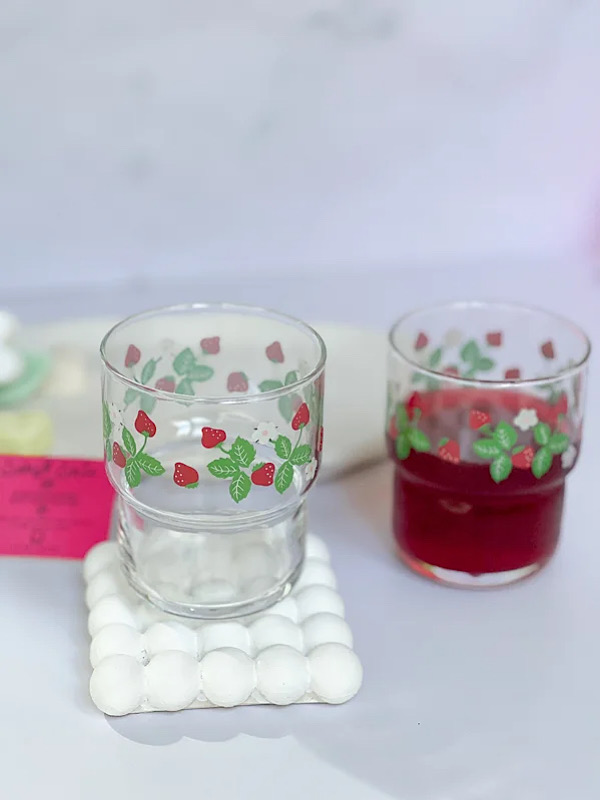 لیوان شیشه ای طرح توت فرنگی